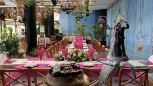 Local para celebración de bodas decorado con tarta nupcial